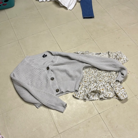 Bundle of clothes with brands American Eagle and a new day. jeans has stain - Picture 9 of 9